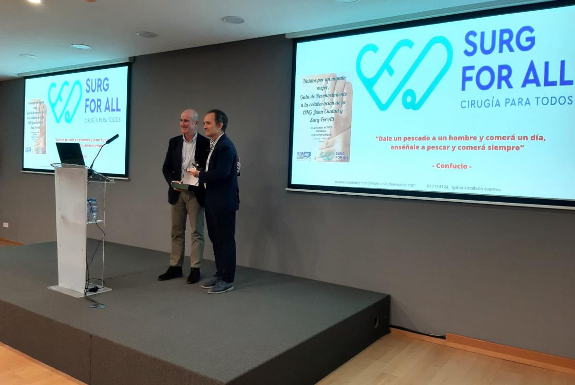 Gonzalo Sales entrega una Granada al doctor Rubio en reconocimiento a Surg For All en Valencia