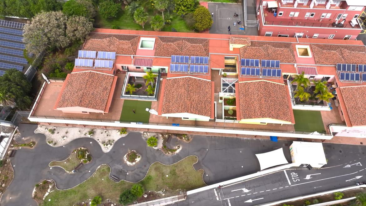 Paneles solares en el área de discapacidad