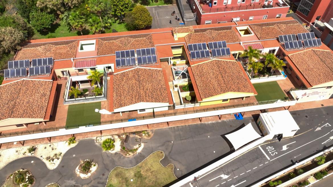 Paneles solares en el área de discapacidad