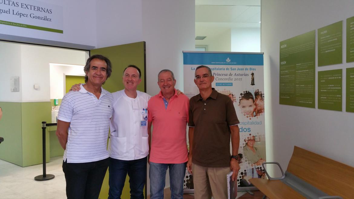 El Hospital San Juan de Dios hace entrega de un botiquín especial de primeros auxilios al Club ciclista Anaga