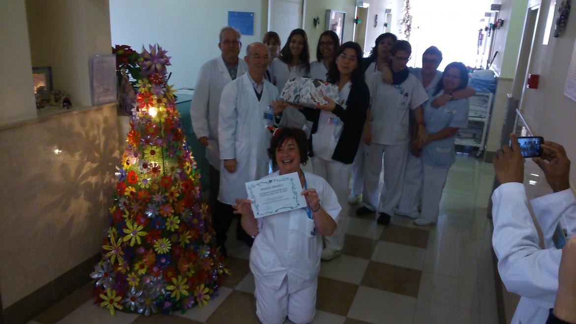 El personal de la planta San Juan Grande, ganadores del I concurso de Decoración Navideña del Hospital