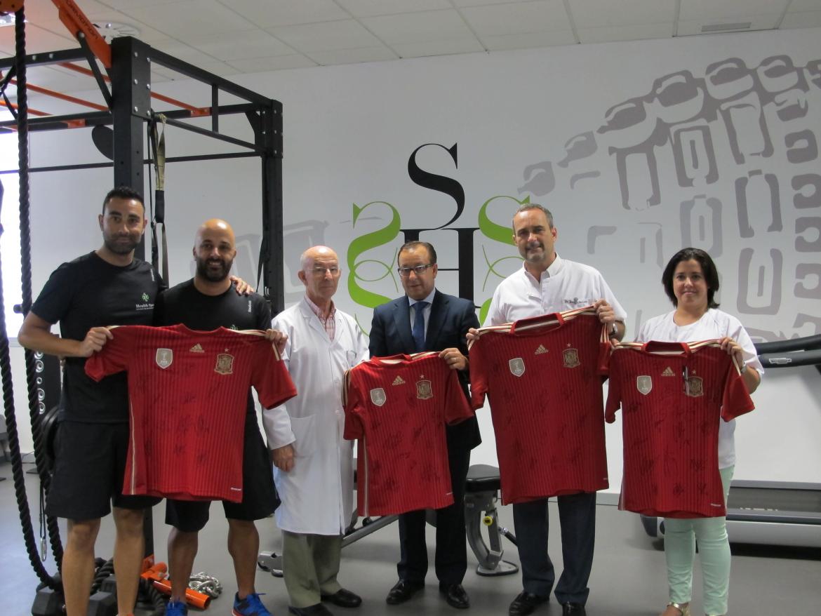 Cajasiete entrega al Hospital SJD, cuatro camisetas de la Selección Española de fútbol firmadas por todos los jugadores 