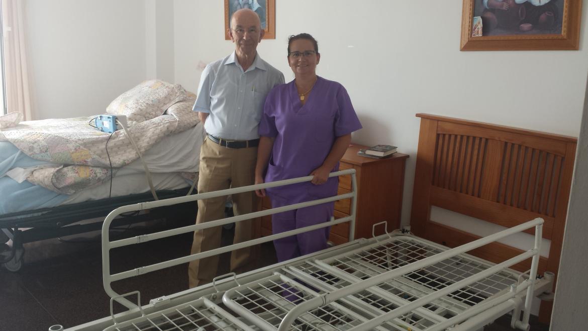 El Hospital San Juan de Dios de Tenerife dona diez camas articuladas a la Casa de los Mayores de Buenavista del Norte