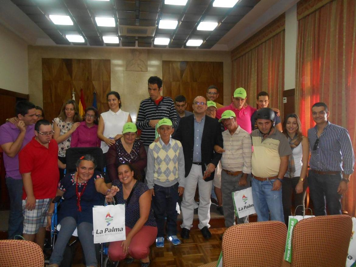 Los usuarios de los Centros Triana y El Dorador realizan una visita al Cabildo de La Palma